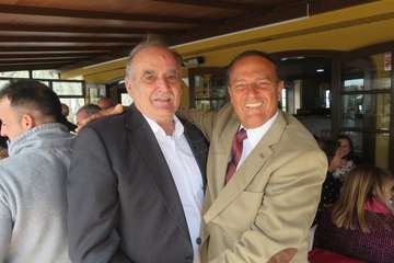 El exconcejal Antonio Benítez recibe el reconocimiento de amigos y familiares en su 80 aniversario/TA.